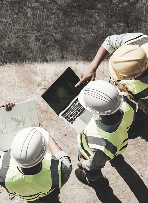 indiana-contractors-looking-at-a-job-costing-report-on-a-computer